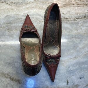 Mixed media tweed/leather stacked heel pointy toe pump Wing tip details Sz. 40